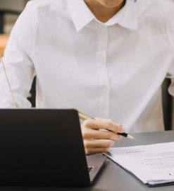 Licenciement, harcèlement, conflits : quand consulter une avocate en droit du travail ?