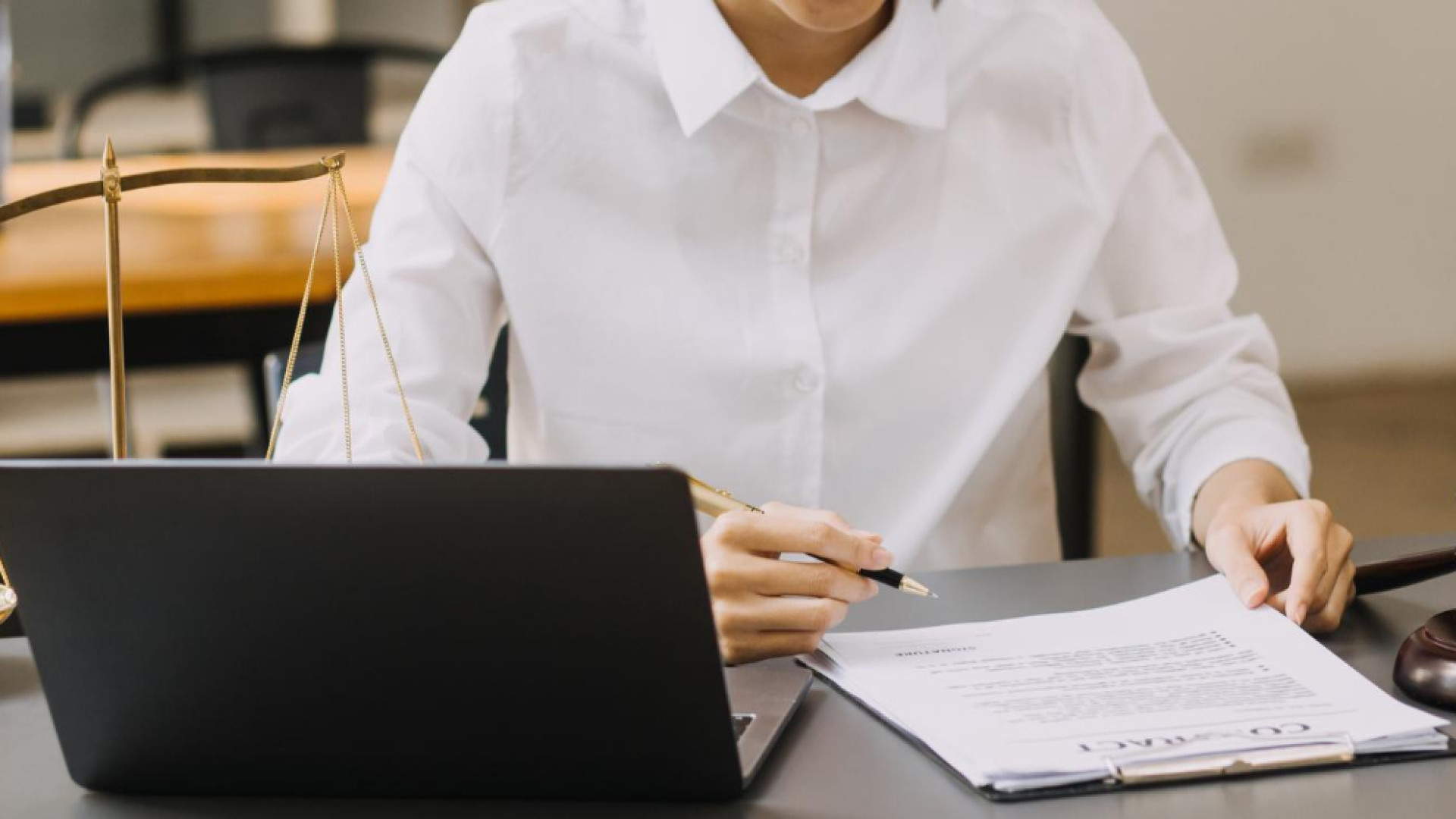 Licenciement, harcèlement, conflits : quand consulter une avocate en droit du travail ?