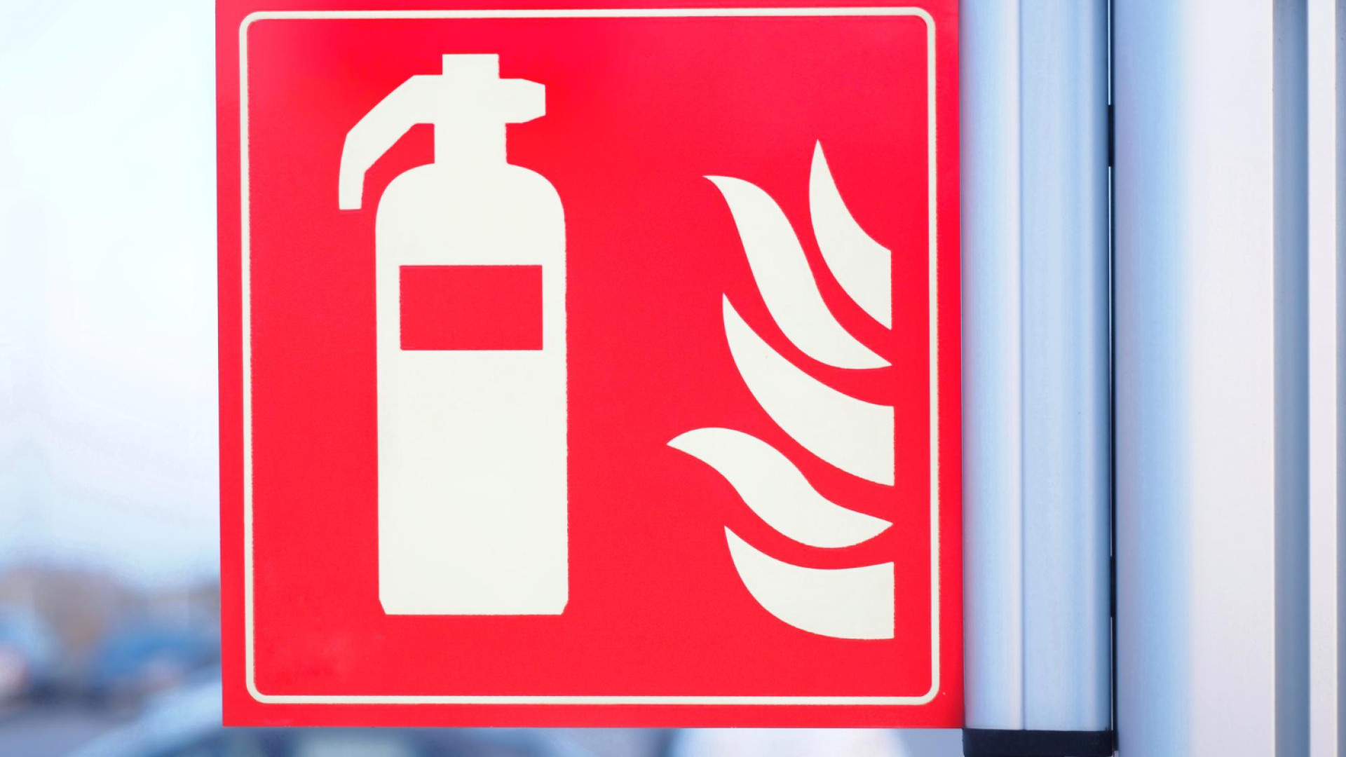 Panneaux incendie : garantir la sécurité avec une signalétique claire