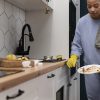 Bien choisir une femme de ménage à domicile : guide pour un choix éclairé