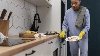 Bien choisir une femme de ménage à domicile : guide pour un choix éclairé