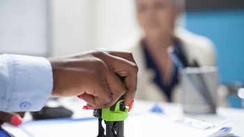 Le tampon encreur personnalisable, un outil clé pour l’identité de l’entreprise