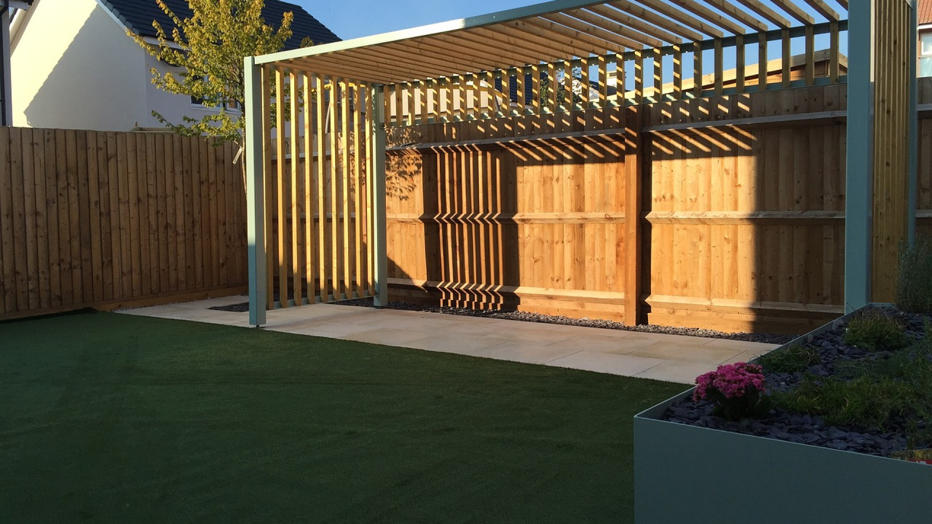 Lames orientables : le secret du confort d’une pergola bioclimatique